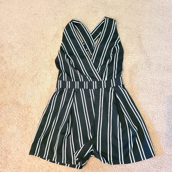 𝅺FASHION Union Black and White Romper, Size 6 - Picture 1 of 7
